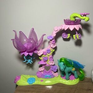 My Little Pony Vintage toy/  Twist & Style Petal Parlor Playset 2003